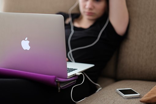 woman using mac